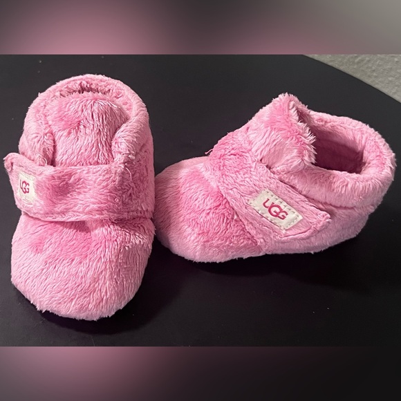UGG Pink Bixbee Baby Pink Fuzzy Plush Velcro Strap Booties Size 2/3 - Picture 1 of 7